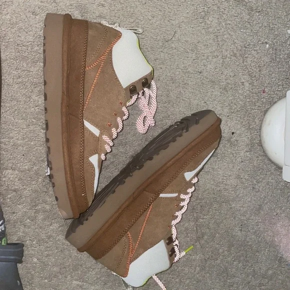 UGGS - Picture 1 of 5